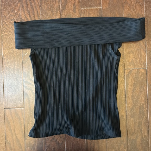 ❌SOLD❌Elegant Off-Shoulder Black Top - Picture 4 of 4